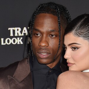 Travis Scott avec sa compagne Kylie Jenner à la première du prochain documentaire de Netflix "Look Mom I Can Fly" au Barker Hangar dans le quartier de Santa Monica à Los Angeles. Ce nouveau documentaire sera disponible à partir du 28 août sur Netflix. Le 27 août 2019