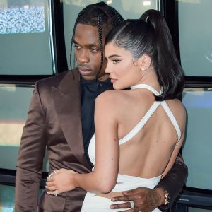 Travis Scott avec sa compagne Kylie Jenner à la première du prochain documentaire de Netflix Look Mom I Can Fly au Barker Hangar dans le quartier de Santa Monica à Los Angeles. Ce nouveau documentaire sera disponible à partir du 28 août sur Netflix. Le 27 août 2019