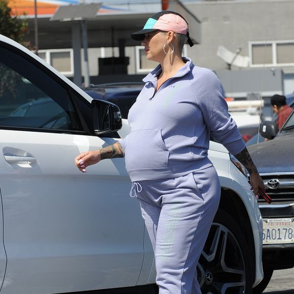 Exclusif - Amber Rose enceinte et son compagnon A.Edwards se rendent au restaurant Norms à Los Angeles, le 11 septembre 2019. Elle porte un look décontracté, sweat-shirt gris et baskets blanches.