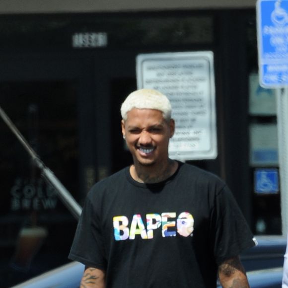 Exclusif - Amber Rose enceinte et son compagnon Alexander Edwards se rendent au restaurant Norms à Los Angeles, le 11 septembre 2019. Elle porte un look décontracté, sweat-shirt gris et baskets blanches.