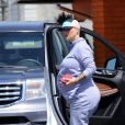 Exclusif - Amber Rose enceinte et son compagnon A.Edwards se rendent au restaurant Norms à Los Angeles, le 11 septembre 2019. Elle porte un look décontracté, sweat-shirt gris et baskets blanches.
