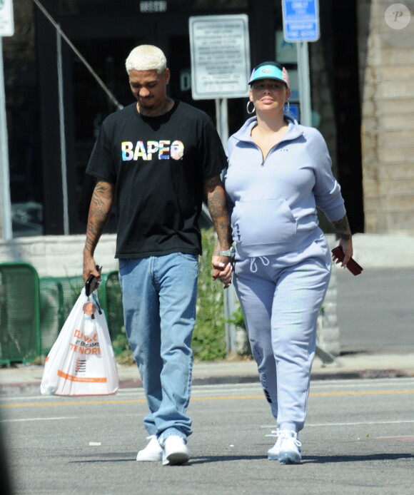 Exclusif - Amber Rose enceinte et son compagnon Alexander Edwards se rendent au restaurant Norms à Los Angeles, le 11 septembre 2019. Elle porte un look décontracté, sweat-shirt gris et baskets blanches.