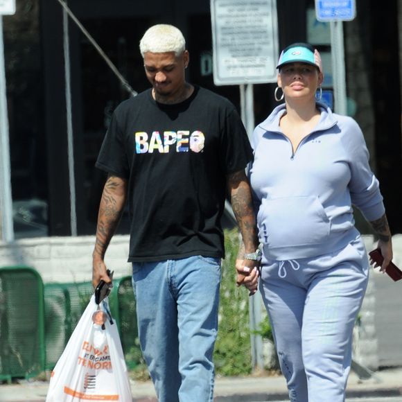 Exclusif - Amber Rose enceinte et son compagnon Alexander Edwards se rendent au restaurant Norms à Los Angeles, le 11 septembre 2019. Elle porte un look décontracté, sweat-shirt gris et baskets blanches.