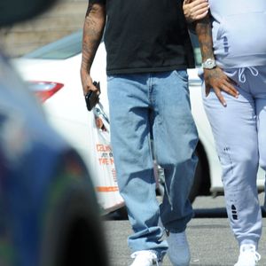Exclusif - Amber Rose enceinte et son compagnon Alexander Edwards se rendent au restaurant Norms à Los Angeles, le 11 septembre 2019. Elle porte un look décontracté, sweat-shirt gris et baskets blanches.