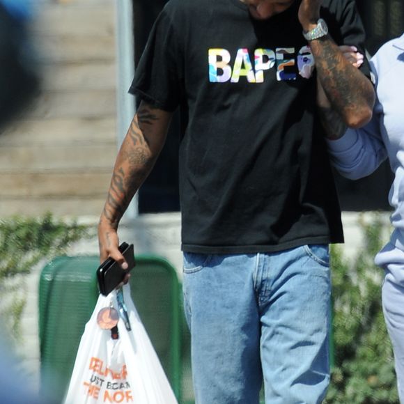 Exclusif - Amber Rose enceinte et son compagnon Alexander Edwards se rendent au restaurant Norms à Los Angeles, le 11 septembre 2019. Elle porte un look décontracté, sweat-shirt gris et baskets blanches.