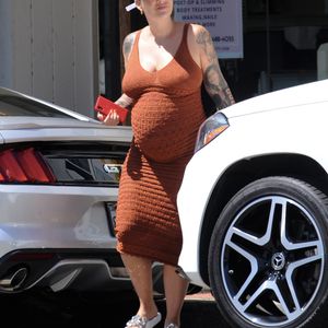 Exclusif - Amber Rose, enceinte et sa mère quittent le salon de coiffeure Pauline Human, à Los Angeles, le 13 août 2019.
