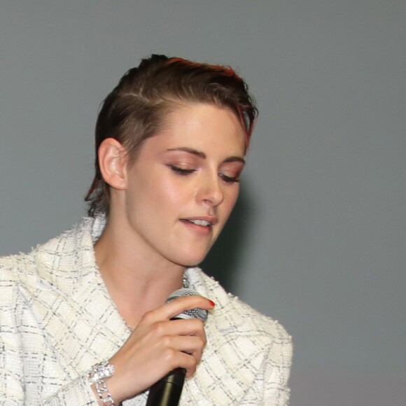 Kristen Stewart reçoit le 'Deauville talent award' sur scène avant la projection de 'Seberg' pendant le 45ème festival du Cinéma Américain de Deauville le 13 Septembre 2019. © Denis Guignebourg / Bestimage