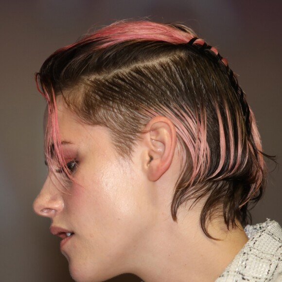 Kristen Stewart reçoit le 'Deauville talent award' sur scène avant la projection de 'Seberg' pendant le 45ème festival du Cinéma Américain de Deauville le 13 Septembre 2019. © Denis Guignebourg / Bestimage