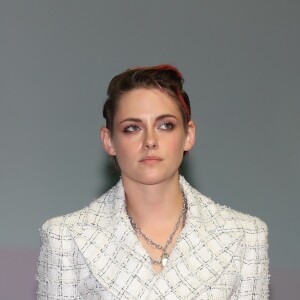 Kristen Stewart reçoit le 'Deauville talent award' sur scène avant la projection de 'Seberg' pendant le 45ème festival du Cinéma Américain de Deauville le 13 Septembre 2019. © Denis Guignebourg / Bestimage