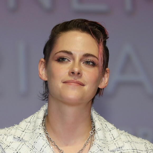 Kristen Stewart reçoit le 'Deauville talent award' sur scène avant la projection de 'Seberg' pendant le 45ème festival du Cinéma Américain de Deauville le 13 Septembre 2019. © Denis Guignebourg / Bestimage