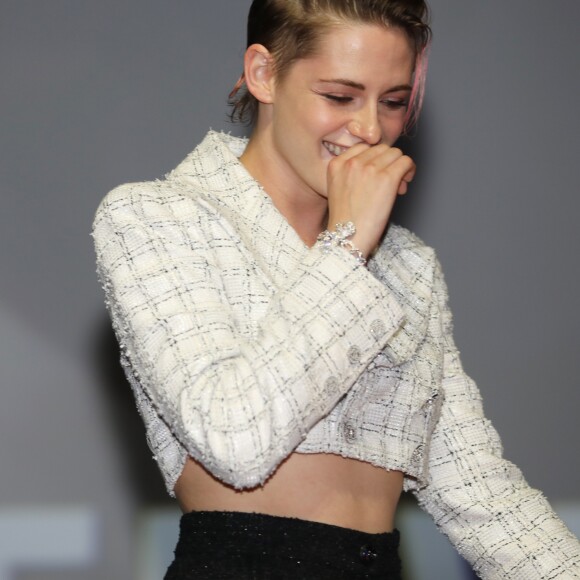 Kristen Stewart reçoit le 'Deauville talent award' sur scène avant la projection de 'Seberg' pendant le 45ème festival du Cinéma Américain de Deauville le 13 Septembre 2019. © Denis Guignebourg / Bestimage