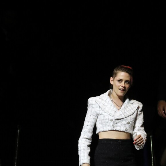 Kristen Stewart reçoit le 'Deauville talent award' sur scène avant la projection de 'Seberg' pendant le 45ème festival du Cinéma Américain de Deauville le 13 Septembre 2019. © Denis Guignebourg / Bestimage