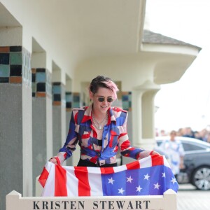 Kristen Stewart inaugure sa cabine sur les planches lors du 45ème festival du Cinéma Américain de Deauville. Le 13 septembre 2019. © Stéphane Kossmann / Bestimage