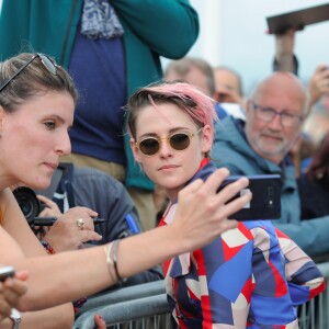 Kristen Stewart inaugure sa cabine sur les planches lors du 45ème festival du Cinéma Américain de Deauville. Le 13 septembre 2019. © Stéphane Kossmann / Bestimage Kristen Stewart inaugurates her booth on les planches at the 45th Deauville American Film Festival. On September 13rd 2019.13/09/2019 - Deauville