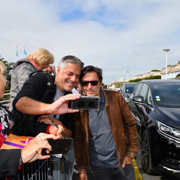Yvan Attal - Kristen Stewart inaugure sa cabine sur les planches lors du 45ème festival du Cinéma Américain de Deauville. Le 13 septembre 2019. © Stéphane Kossmann / Bestimage