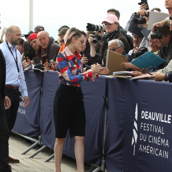 Kristen Stewart inaugure sa cabine sur les planches lors du 45éme festival du Cinéma Américain de Deauville, le 13 septembre 2019. ©Denis Guignebourg / Bestimage