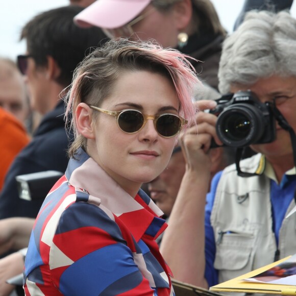 Kristen Stewart inaugure sa cabine sur les planches lors du 45éme festival du Cinéma Américain de Deauville, le 13 septembre 2019. ©Denis Guignebourg / Bestimage
