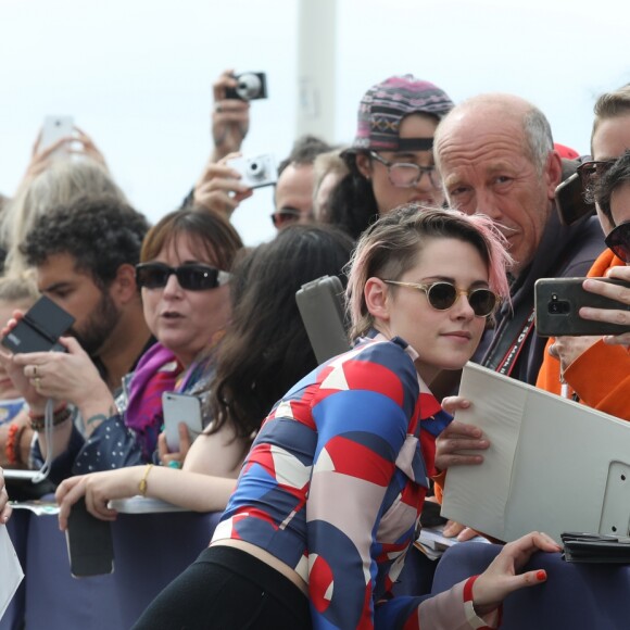 Kristen Stewart inaugure sa cabine sur les planches lors du 45éme festival du Cinéma Américain de Deauville, le 13 septembre 2019. ©Denis Guignebourg / Bestimage