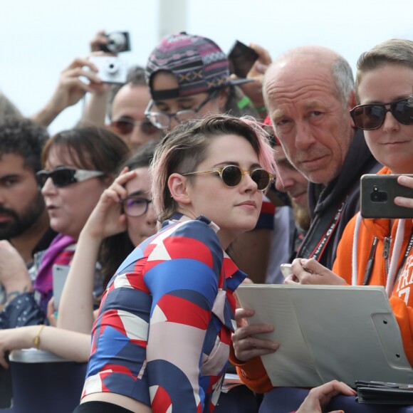 Kristen Stewart inaugure sa cabine sur les planches lors du 45éme festival du Cinéma Américain de Deauville, le 13 septembre 2019. ©Denis Guignebourg / Bestimage