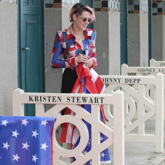 Kristen Stewart inaugure sa cabine sur les planches lors du 45éme festival du Cinéma Américain de Deauville, le 13 septembre 2019. ©Denis Guignebourg / Bestimage