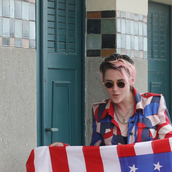Kristen Stewart inaugure sa cabine sur les planches lors du 45éme festival du Cinéma Américain de Deauville, le 13 septembre 2019. ©Denis Guignebourg / Bestimage