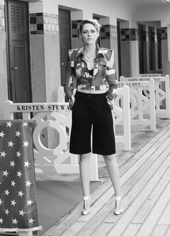 Kristen Stewart inaugure sa cabine sur les planches lors du 45éme festival du Cinéma Américain de Deauville, le 13 septembre 2019. ©Denis Guignebourg / Bestimag