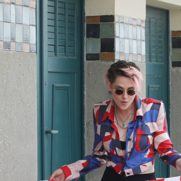 Kristen Stewart inaugure sa cabine sur les planches lors du 45éme festival du Cinéma Américain de Deauville, le 13 septembre 2019. ©Denis Guignebourg / Bestimage
