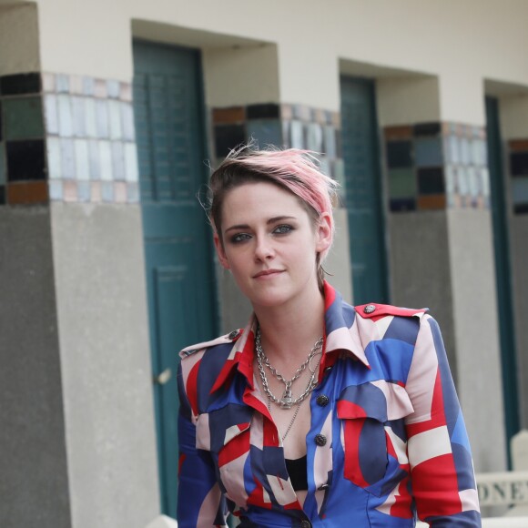 Kristen Stewart inaugure sa cabine sur les planches lors du 45éme festival du Cinéma Américain de Deauville, le 13 septembre 2019. ©Denis Guignebourg / Bestimage