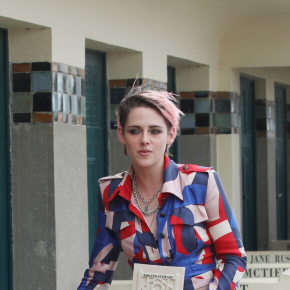 Kristen Stewart inaugure sa cabine sur les planches lors du 45éme festival du Cinéma Américain de Deauville, le 13 septembre 2019. ©Denis Guignebourg / Bestimage