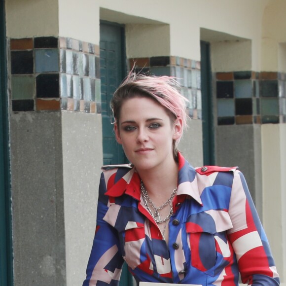Kristen Stewart inaugure sa cabine sur les planches lors du 45éme festival du Cinéma Américain de Deauville, le 13 septembre 2019. ©Denis Guignebourg / Bestimage