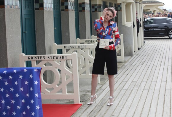 Kristen Stewart inaugure sa cabine sur les planches lors du 45éme festival du Cinéma Américain de Deauville, le 13 septembre 2019. ©Denis Guignebour