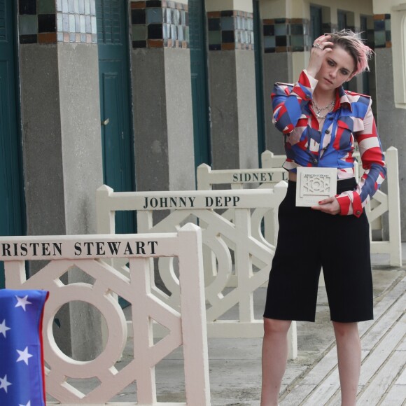 Kristen Stewart inaugure sa cabine sur les planches lors du 45éme festival du Cinéma Américain de Deauville, le 13 septembre 2019. ©Denis Guignebour