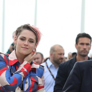 Kristen Stewart inaugure sa cabine sur les planches lors du 45éme festival du Cinéma Américain de Deauville, le 13 septembre 2019. ©Denis Guignebourg / Bestimage