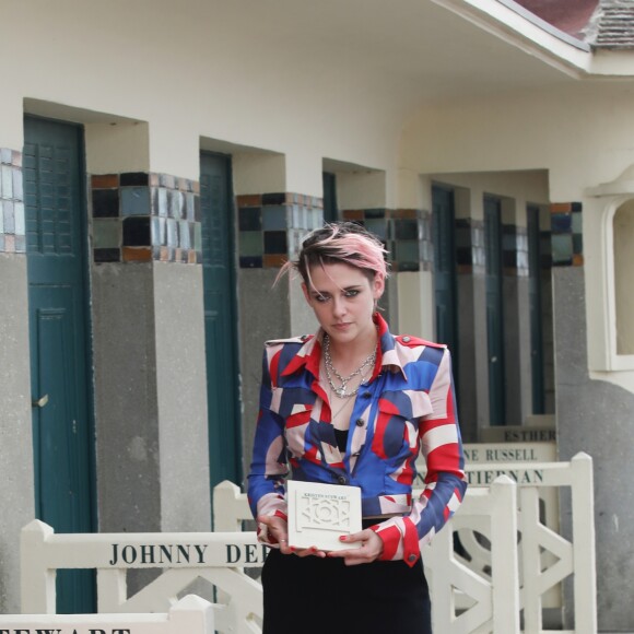 Kristen Stewart inaugure sa cabine sur les planches lors du 45éme festival du Cinéma Américain de Deauville, le 13 septembre 2019. ©Denis Guignebourg / Bestimage
