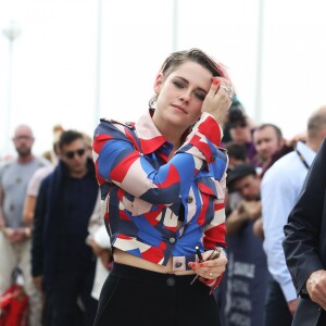 Kristen Stewart inaugure sa cabine sur les planches lors du 45éme festival du Cinéma Américain de Deauville, le 13 septembre 2019. ©Denis Guignebourg / Bestimage