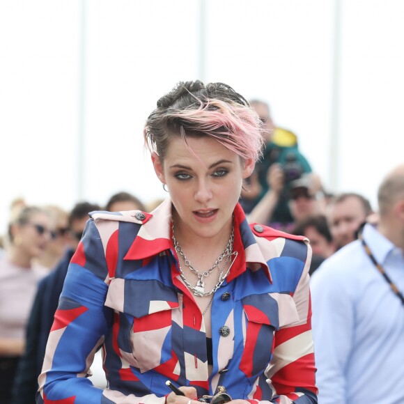 Kristen Stewart inaugure sa cabine sur les planches lors du 45éme festival du Cinéma Américain de Deauville, le 13 septembre 2019. ©Denis Guignebourg / Bestimage