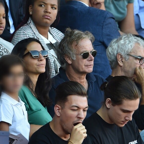 Franck Dubosc, sa femme Danièle, leurs fils Raphaël et Milhan, Raymond Domenech et sa femme Estelle Denis dans les tribunes lors du match de championnat de Ligue 1 Conforama opposant le Paris Saint-Germain au Racing Club de Strasbourg Alsace au Parc des princes à Paris, France, le 14 septembre 2019. Le PSG a gagné 1-0. © Giancarlo Gorassini/Bestimage