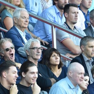 Franck Dubosc, sa femme Danièle, leurs fils Raphaël et Milhan, Raymond Domenech et sa femme Estelle Denis dans les tribunes lors du match de championnat de Ligue 1 Conforama opposant le Paris Saint-Germain au Racing Club de Strasbourg Alsace au Parc des princes à Paris, France, le 14 septembre 2019. Le PSG a gagné 1-0. © Giancarlo Gorassini/Bestimage