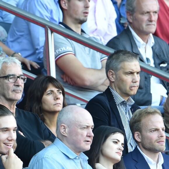 Franck Dubosc, sa femme Danièle, leurs fils Raphaël et Milhan, Raymond Domenech et sa femme Estelle Denis dans les tribunes lors du match de championnat de Ligue 1 Conforama opposant le Paris Saint-Germain au Racing Club de Strasbourg Alsace au Parc des princes à Paris, France, le 14 septembre 2019. Le PSG a gagné 1-0. © Giancarlo Gorassini/Bestimage