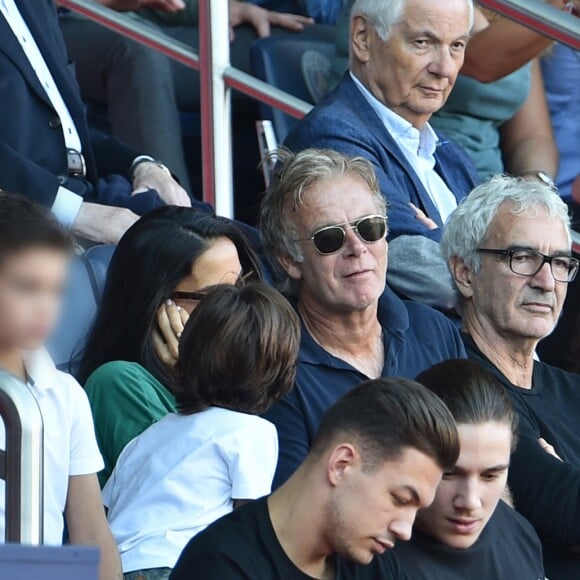 Franck Dubosc, sa femme Danièle, leurs fils Raphaël et Milhan, Raymond Domenech et sa femme Estelle Denis dans les tribunes lors du match de championnat de Ligue 1 Conforama opposant le Paris Saint-Germain au Racing Club de Strasbourg Alsace au Parc des princes à Paris, France, le 14 septembre 2019. Le PSG a gagné 1-0. © Giancarlo Gorassini/Bestimage