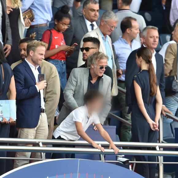 Franck Dubosc, sa femme Danièle, leurs fils Raphaël et Milhan, Raymond Domenech et sa femme Estelle Denis dans les tribunes lors du match de championnat de Ligue 1 Conforama opposant le Paris Saint-Germain au Racing Club de Strasbourg Alsace au Parc des princes à Paris, France, le 14 septembre 2019. Le PSG a gagné 1-0. © Giancarlo Gorassini/Bestimage