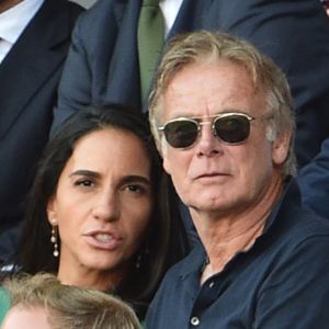 Franck Dubosc, sa femme Danièle, Raymond Domenech et sa femme Estelle Denis dans les tribunes lors du match de championnat de Ligue 1 Conforama opposant le Paris Saint-Germain au Racing Club de Strasbourg Alsace au Parc des princes à Paris, France, le 14 septembre 2019. Le PSG a gagné 1-0. © Giancarlo Gorassini/Bestimage