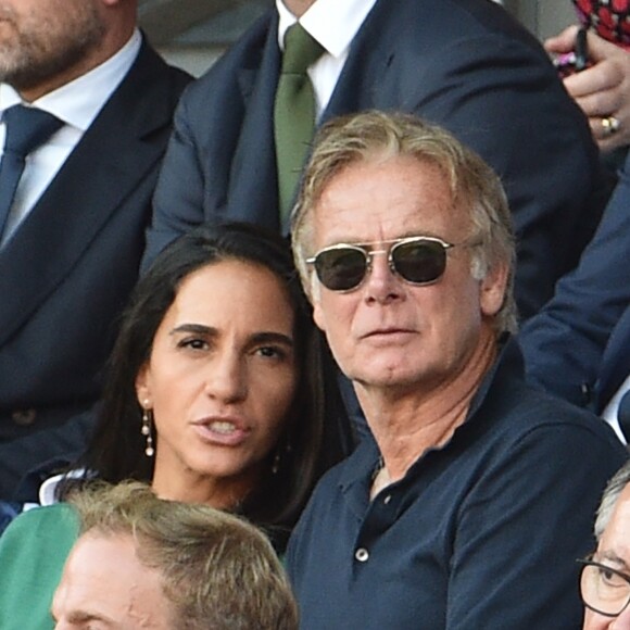 Franck Dubosc, sa femme Danièle, Raymond Domenech et sa femme Estelle Denis dans les tribunes lors du match de championnat de Ligue 1 Conforama opposant le Paris Saint-Germain au Racing Club de Strasbourg Alsace au Parc des princes à Paris, France, le 14 septembre 2019. Le PSG a gagné 1-0. © Giancarlo Gorassini/Bestimage