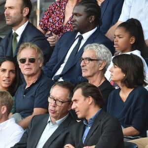 Franck Dubosc, sa femme Danièle, Raymond Domenech et sa femme Estelle Denis dans les tribunes lors du match de championnat de Ligue 1 Conforama opposant le Paris Saint-Germain au Racing Club de Strasbourg Alsace au Parc des princes à Paris, France, le 14 septembre 2019. Le PSG a gagné 1-0. © Giancarlo Gorassini/Bestimage