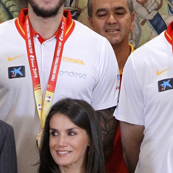 Le roi Felipe VI et la reine Letizia d'Espagne, habillée d'une robe Carolina Herrera, ont reçu les champions du monde espagnols au palais de la Zarzuela le 16 septembre 2019 au lendemain de leur victoire à la Coupe du monde de basket-ball à Pékin.