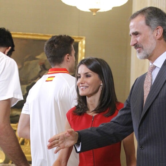 Le roi Felipe VI et la reine Letizia d'Espagne, habillée d'une robe Carolina Herrera, ont reçu les champions du monde espagnols au palais de la Zarzuela le 16 septembre 2019 au lendemain de leur victoire à la Coupe du monde de basket-ball à Pékin.