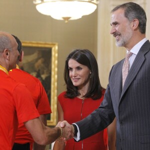 Le roi Felipe VI et la reine Letizia d'Espagne, habillée d'une robe Carolina Herrera, ont reçu les champions du monde espagnols au palais de la Zarzuela le 16 septembre 2019 au lendemain de leur victoire à la Coupe du monde de basket-ball à Pékin.