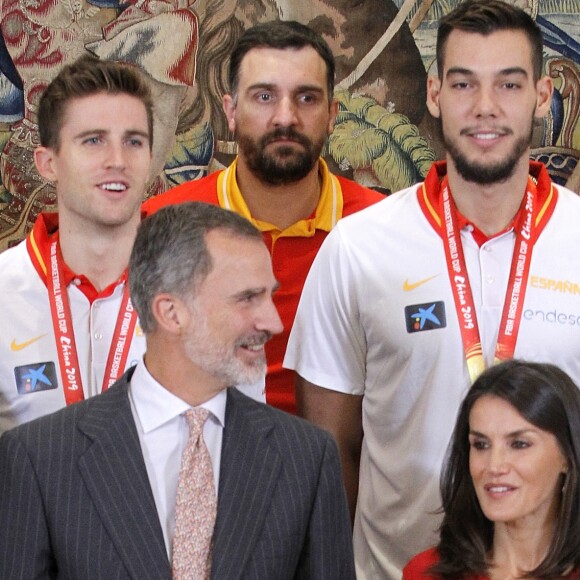 Le roi Felipe VI et la reine Letizia d'Espagne, habillée d'une robe Carolina Herrera, ont reçu les champions du monde espagnols au palais de la Zarzuela le 16 septembre 2019 au lendemain de leur victoire à la Coupe du monde de basket-ball à Pékin.