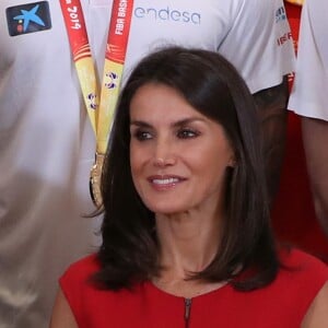 Le roi Felipe VI et la reine Letizia d'Espagne, habillée d'une robe Carolina Herrera, ont reçu les champions du monde espagnols au palais de la Zarzuela le 16 septembre 2019 au lendemain de leur victoire à la Coupe du monde de basket-ball à Pékin.