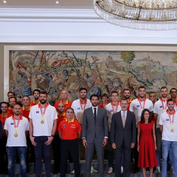 Le roi Felipe VI et la reine Letizia d'Espagne, habillée d'une robe Carolina Herrera, ont reçu les champions du monde espagnols au palais de la Zarzuela le 16 septembre 2019 au lendemain de leur victoire à la Coupe du monde de basket-ball à Pékin.